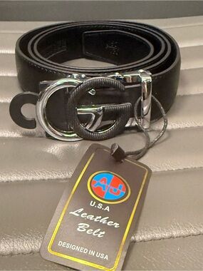 Black Leather Belt with Silver DoubleG Buckle
Size 42-44easy to cut smaller size